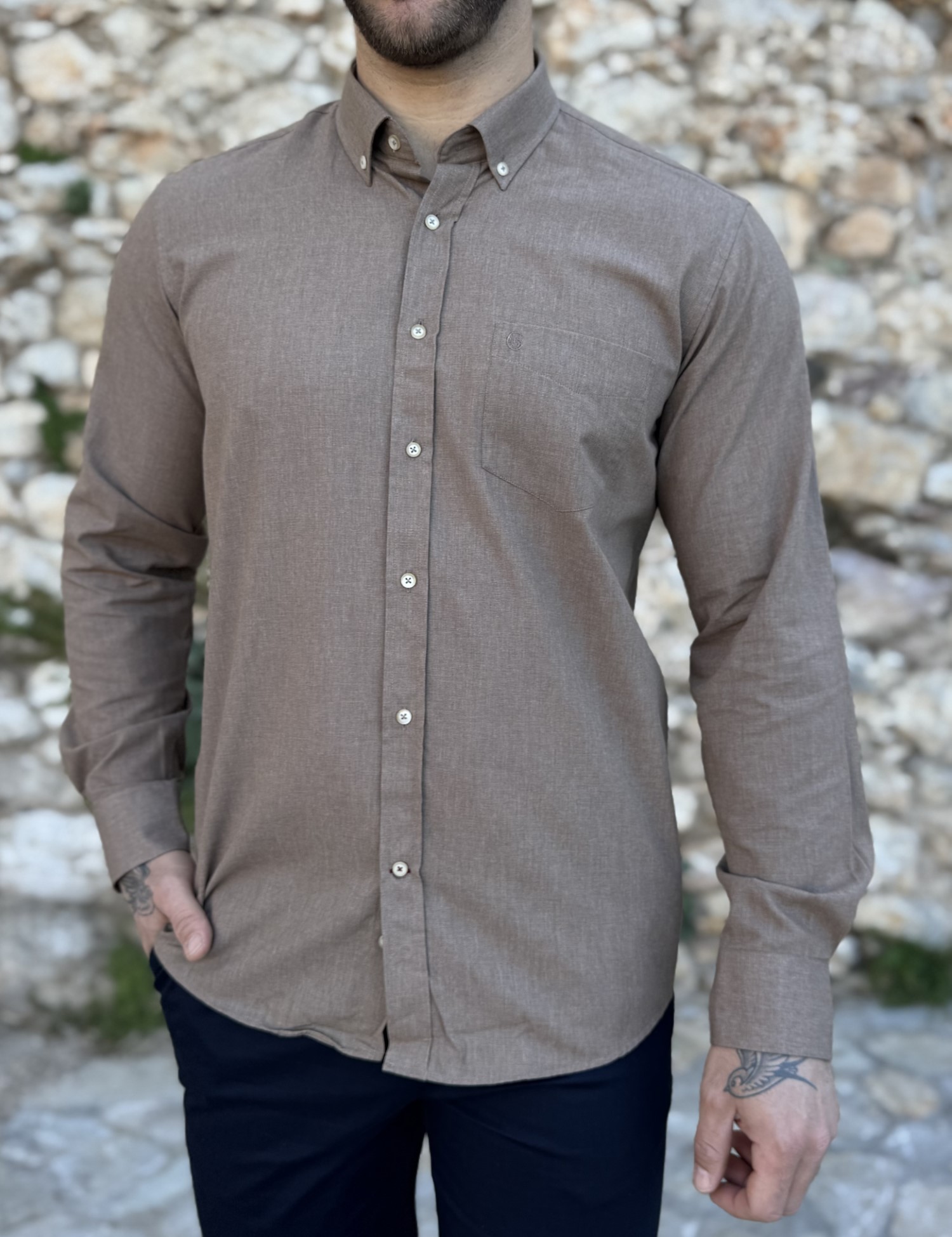 Ανδρικό καφέ βαμβακερό πουκάμισο με τσέπη 480K